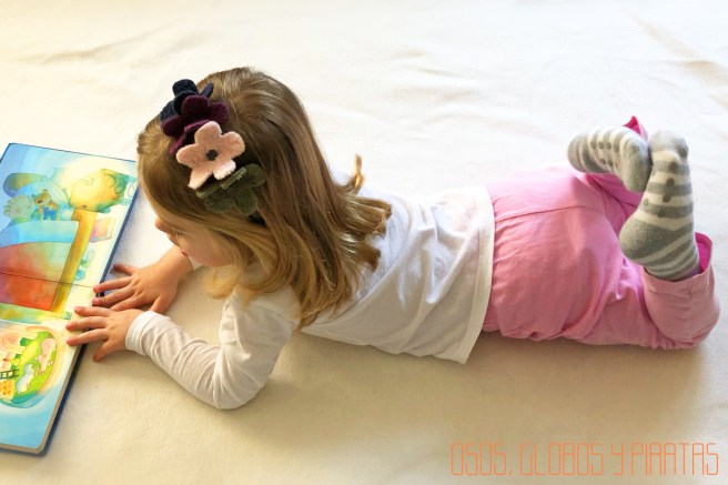 NIÑA LEYENDO CUENTOS con firma